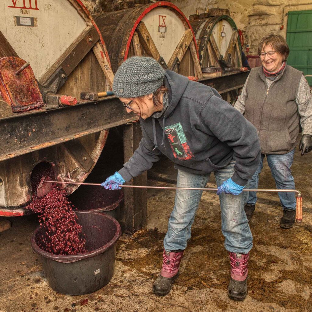 Monique und Jacqueline bei der Arbeit im Keller